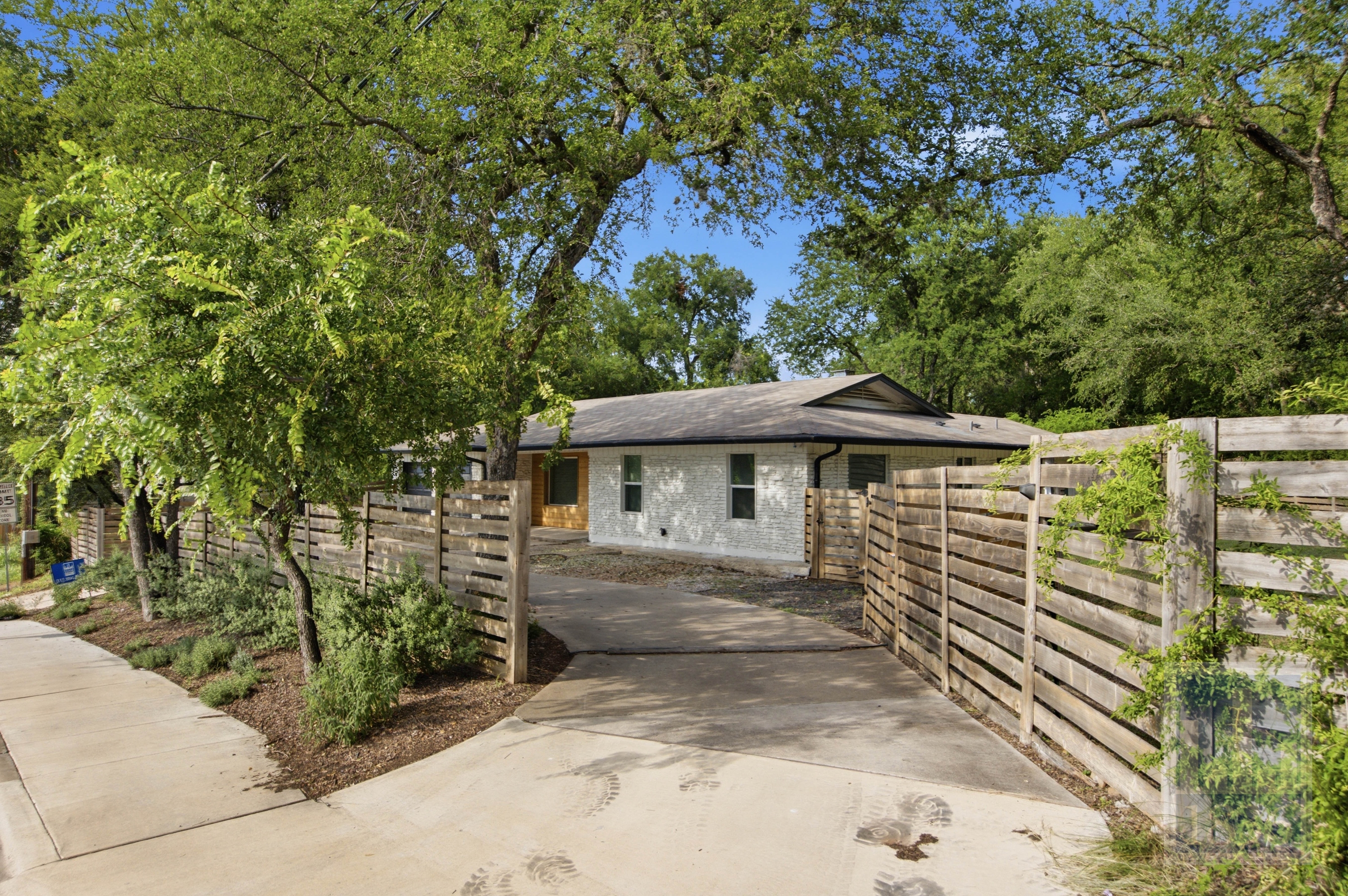 2703 Burleson Rd